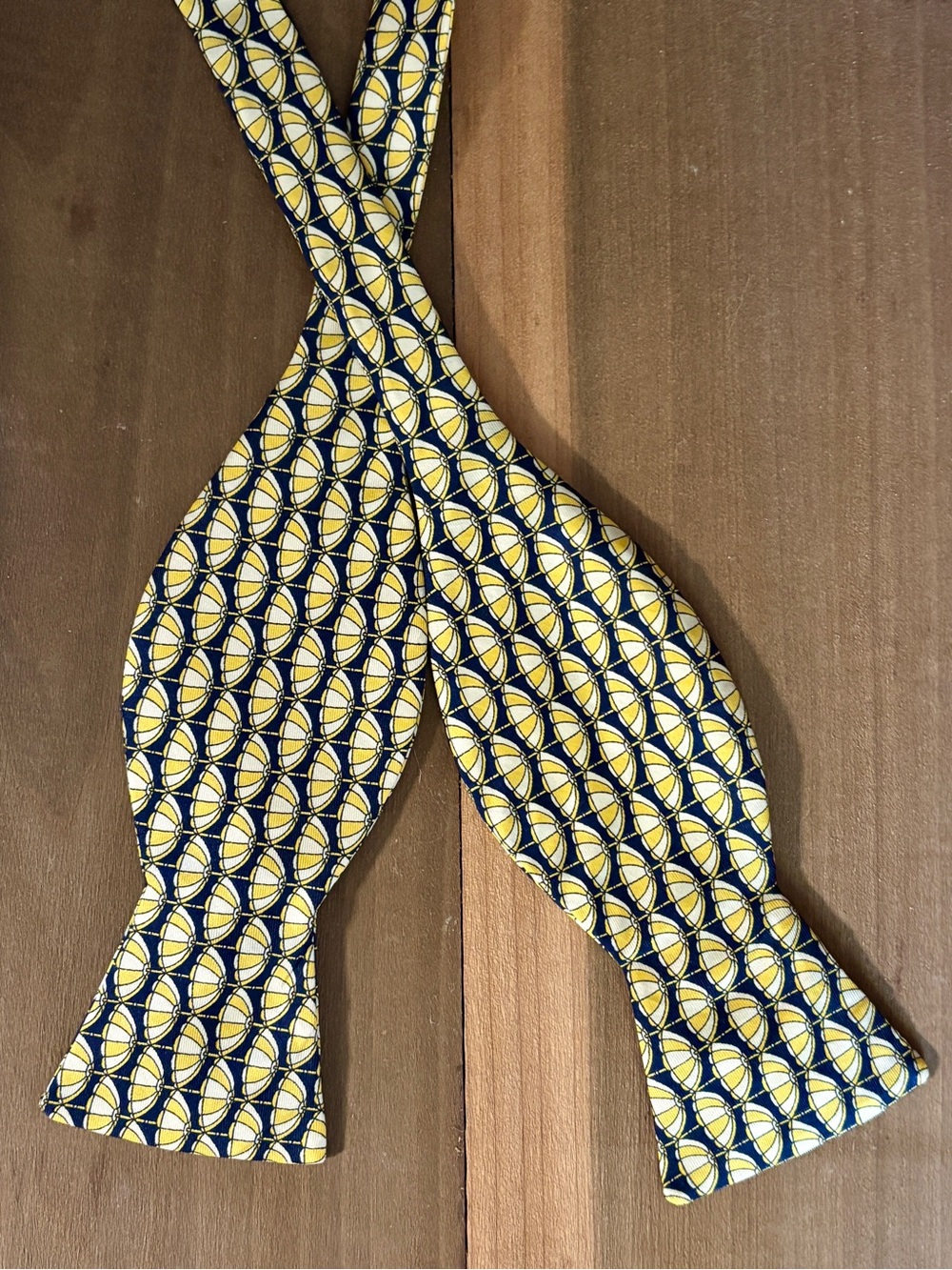 🌺 Vintage Hanauer Blue with Yellow & White Striped Umbrellas 100% silk bow tie